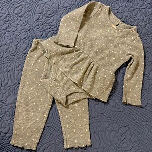 ‼️3 for $15‼️CARTER’S 🎀 GRAY WITH PINK DOTS THERMAL KNIT ONESIE & PANTS SET